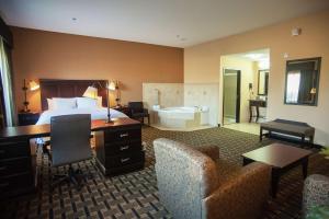 een hotelkamer met een bed en een bureau bij Hampton Inn & Suites Palestine in Palestine