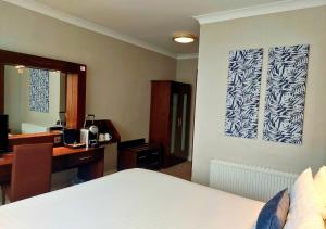 Postel nebo postele na pokoji v ubytování Flannery's Hotel