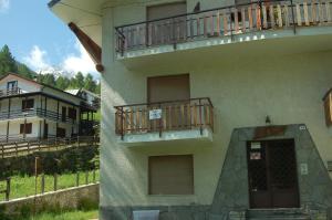 a building with a balcony and a door on it at MONTAGNA CHE PASSIONE in Chiomonte