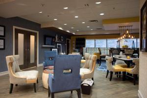 una sala de espera con sillas y mesas en una tienda en Hampton Inn Milledgeville, en Milledgeville
