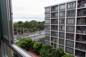 - une vue depuis la fenêtre d'un bâtiment dans l'établissement Baan Koo Kiang Hua Hin คอนโดบ้านคู่เคียง หัวหิน, à Hua Hin