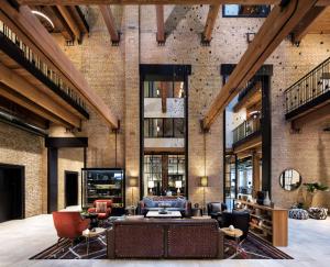 uma sala de estar com uma grande parede de tijolos em Canopy by Hilton Minneapolis Mill District em Minneapolis