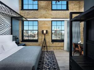 ミネアポリスにあるCanopy by Hilton Minneapolis Mill Districtのベッドルーム1室(ベッド1台付)が備わります。 +37枚の写真