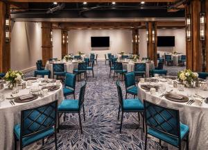 ミネアポリスにあるCanopy by Hilton Minneapolis Mill Districtの会議室(テーブル、椅子、スクリーン付)