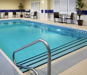 una gran piscina con un pasamanos en un hotel en Hampton Inn by Hilton North Bay en North Bay