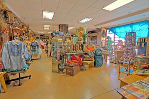 um corredor de loja com um monte de itens em exposição em Hampton Inn Kayenta Monument Valley em Kayenta