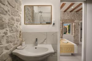 Ванная комната в Šibenik Style Suites +28 фотографий
