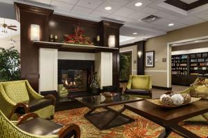 ein Wohnzimmer mit einem Kamin, einem Tisch und Stühlen in der Unterkunft Homewood Suites by Hilton Binghamton/Vestal in Vestal
