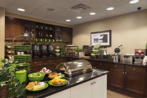 una cocina con platos de comida en una barra en Homewood Suites by Hilton Binghamton/Vestal, en Vestal