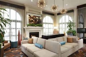 sala de estar con sofá y chimenea en Hilton Garden Inn Cupertino, en Cupertino