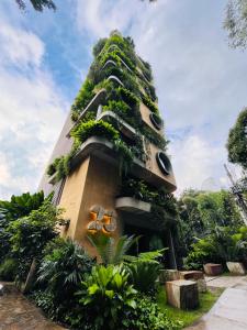 un bâtiment avec des plantes sur son côté dans l'établissement 23 Hotel Medellin, à Medellín