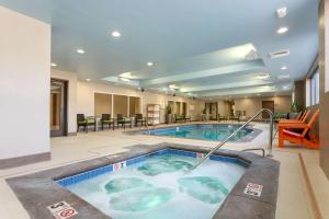 ein großer Pool in einem Hotelzimmer in der Unterkunft Home2 Suites by Hilton Denver West / Federal Center in Lakewood