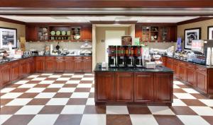 uma grande cozinha com armários de madeira e um piso em xadrez em Hampton Inn & Suites Sacramento-Airport-Natomas em Sacramento