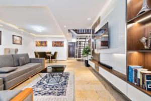 Posezení v ubytování OlliebeierArtApartment Charming recently refurbished three-bedroom apartment located in VI