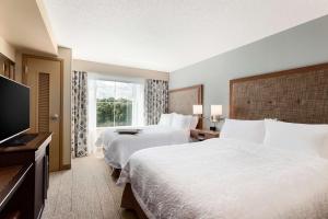 Giường trong phòng chung tại Hampton Inn & Suites Hershey Near the Park