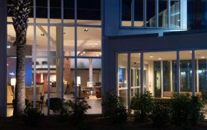 DoubleTree Hotel & Suites Charleston Airport في تشارلستون: مبنى ازرق امامه نخله