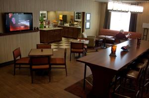 TV a/nebo společenská místnost v ubytování Hampton Inn - Burlington