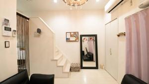 pasillo con escalera y espejo en Designer's apartment polaris 101 - Vacation STAY 13314, en Nagoya