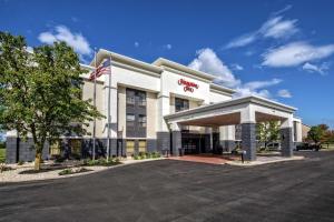 プレインフィールドにあるHampton Inn Indianapolis-SW-Plainfieldのアメリカ国旗が掲げられたホテル