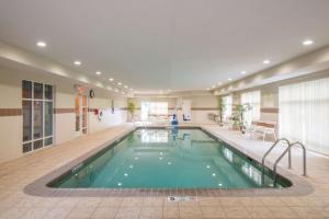 Bazén v ubytování Hampton Inn Kingston nebo v jeho okolí