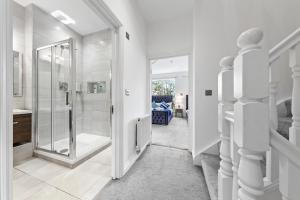 ein Bad mit einer ebenerdigen Dusche und einer Glastür in der Unterkunft Bermondsey Guest House in London