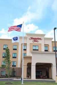 un hôtel arborant le drapeau américain devant lui dans l'établissement Hampton Inn - Atmore, à Atmore