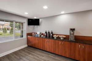 una cucina con bancone e TV a parete di Americas Best Value Inn Farmington a Farmington