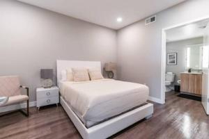 Luxury and spacious 2 BDR in Hollywood with Balcony