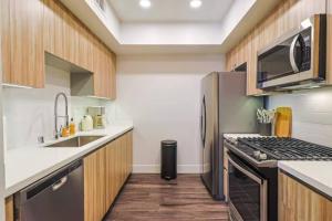 Luxury and spacious 2 BDR in Hollywood with Balcony