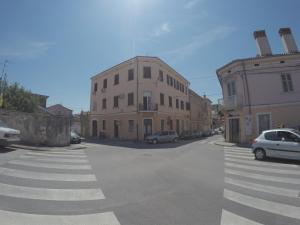 pusta ulica z samochodami zaparkowanymi przed budynkiem w obiekcie Apartment for special getaway Nea w Puli