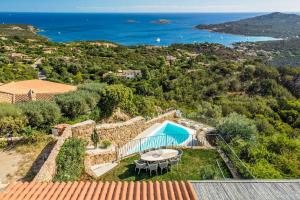 una imagen de una villa con vista al océano en Villa con vista da sogno, en Porto Cervo