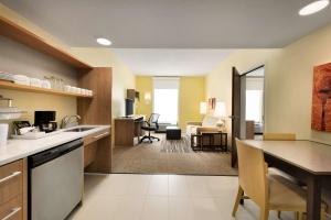 uma cozinha e sala de estar com sala de jantar em Home2 Suites By Hilton-Cleveland Beachwood em Beachwood