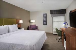 Un pat sau paturi într-o cameră la Hampton Inn Butte