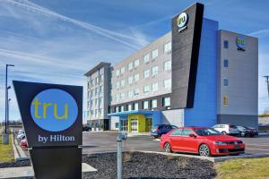 a hotel with a trump sign in front of a parking lot at Tru By Hilton Richmond in Richmond