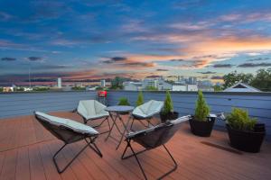 Východ nebo západ slunce při pohledu z prázdninového domu nebo okolí