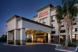 eine Darstellung der Vorderseite eines Hotels in der Unterkunft Hampton Inn and Suites Bakersfield / Highway 58 in Bakersfield