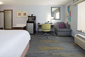 una camera d'albergo con un letto, una scrivania e una sedia di Hampton Inn and Suites Bakersfield / Highway 58 a Bakersfield Altre 14 foto