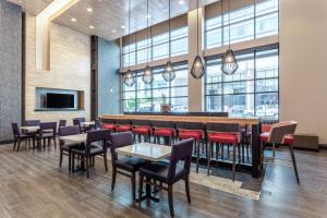 a restaurant with tables and chairs and a bar at Hampton Inn Oakland Downtown-City Center in Oakland