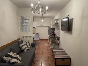 sala de estar con sofá y cocina en [Terrazza privata] Venezia Mestre en Marghera
