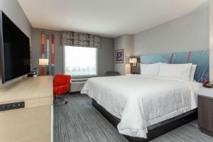 Tempat tidur dalam kamar di Hampton Inn Oakland Downtown-City Center