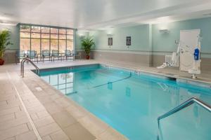 une grande piscine d'eau bleue dans l'établissement Homewood Suites by Hilton Gateway Hills Nashua, à Nashua