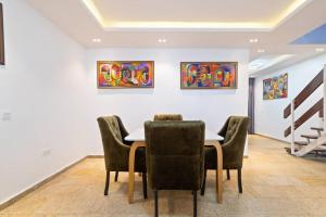 Posezení v ubytování OlliebeierArtApartment Charming recently refurbished three-bedroom apartment located in VI