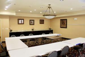einen Tagungsraum mit weißen Tischen und Stühlen in der Unterkunft Hampton Inn & Suites Dallas-Arlington North-Entertainment District in Arlington