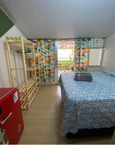 1 dormitorio con 1 cama y 1 litera con escalera en Hostel New Ipanema, en Río de Janeiro