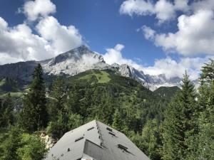 une montagne au loin avec un bâtiment au premier plan dans l'établissement Ferienwohnung Max 1, à Garmisch-Partenkirchen