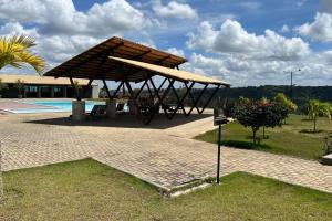 - un pavillon avec une table de pique-nique à côté de la piscine dans l'établissement Casa Retrô Chique Bananeiras - Cond Yes Banana, à Bananeiras