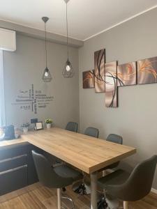 a conference room with a wooden table and chairs at Nibu Appartamenti - Appartamento centrale comodo a tutto in Casalecchio di Reno