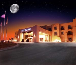 duży budynek z księżycem na niebie w obiekcie Homewood Suites by Hilton Santa Fe-North w mieście Pojoaque