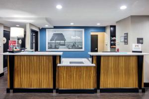 um lobby de um hotel com duas bancadas em Hampton Inn & Suites Hermosa Beach em Hermosa Beach