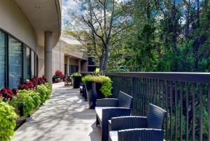 un patio con sillas y plantas y una valla en Hilton Peachtree City Atlanta Hotel & Conference Center, en Peachtree City